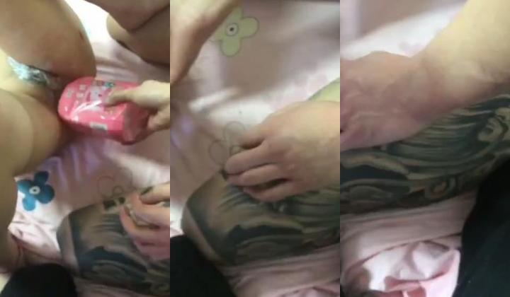 《捉奸门事件》一群社会小青年殴打出轨男女让他俩脱光现场啪啪吓的不硬就用饮料瓶手指虐阴满嘴粗口这帮小杂碎胆真大