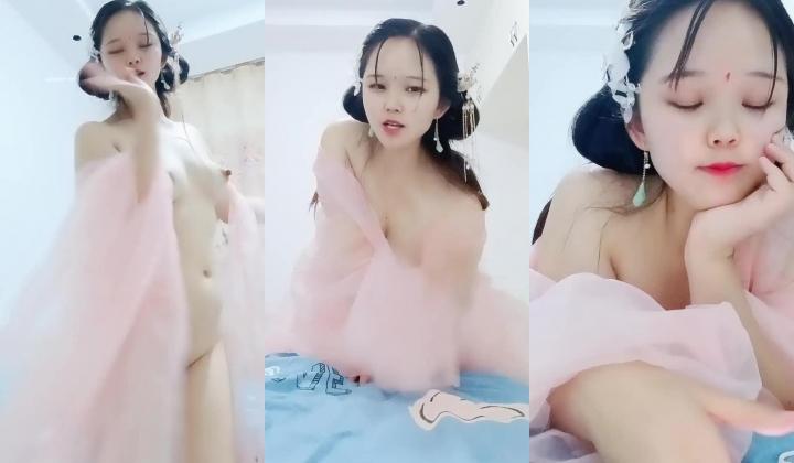 薄纱古装少妇，【少妇媚女】，还在哺乳期，有点儿涨奶，又白又大的美桃子，逼逼粉皮肤好太诱人了