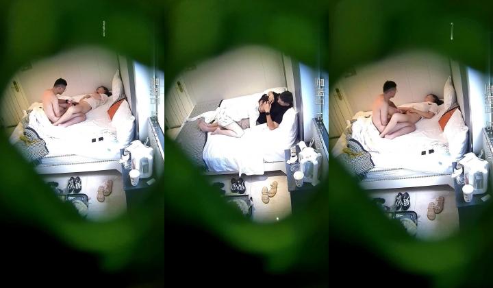 破解酒店【安防摄像头】 偷拍眼镜白领星期天约炮单位女同事开房先用小震棒热身