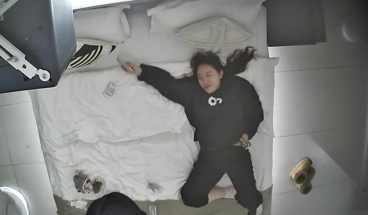 酒店上帝视角偷拍女友换上情趣睡衣后被小伙用超长大黑牛狂怼骚逼