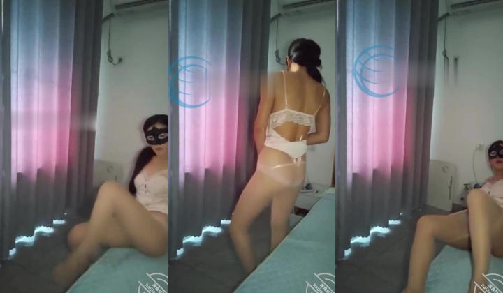 丝袜美腿爱好福音【爱穿丝袜的亲嫂子】人妻嫂子身材如此极品 穿上连体黑丝，完美尤物！喷了6次水，深插几次拔出就能喷水 还是连喷