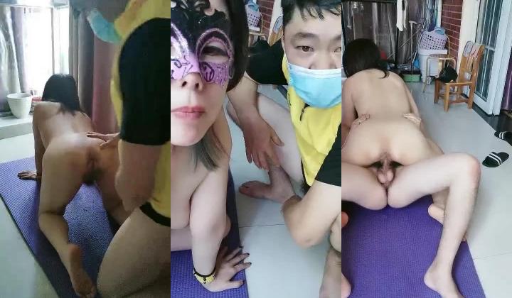 骚姑姑勾搭上门送外卖的小哥激情啪啪，口交大鸡巴让外卖小哥在地上各种爆草抽插，直接射在嘴里给狼友看吞精