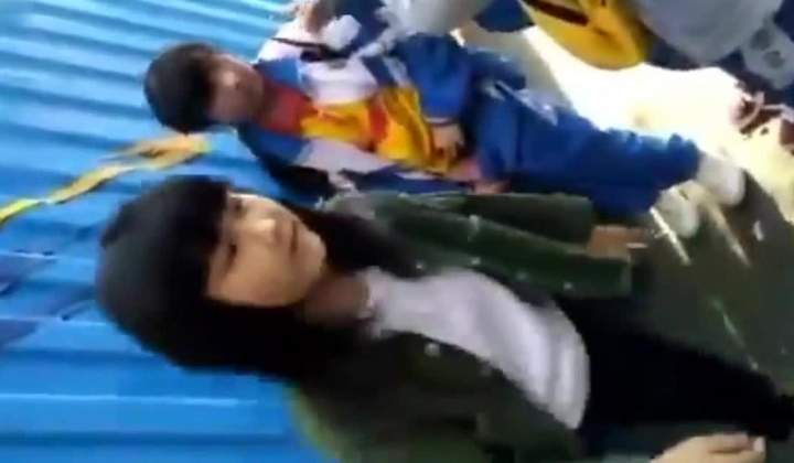 捉奸-女学生欺负老实同学把裤子强行脱了