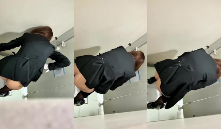 超近距离贴B拍 大三极品黑丝学姐尿尿 没想到还是一个白虎