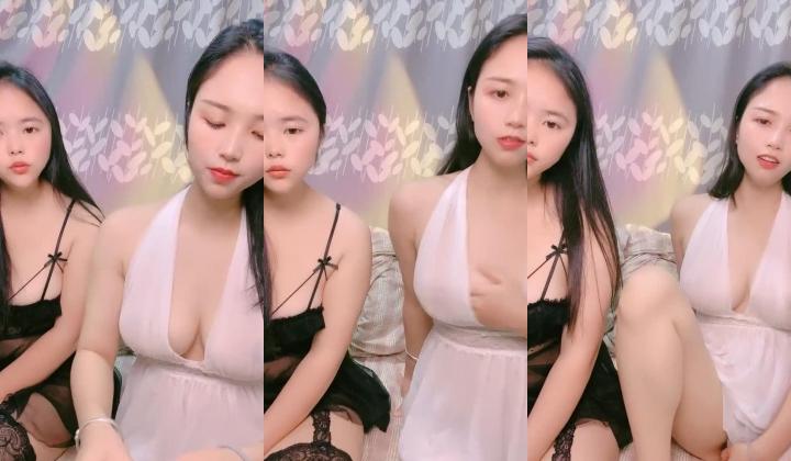 酒窝甜美小姐姐！和闺蜜一起诱惑！性感白裙睡衣，掏出大奶揉捏，多毛骚穴假屌后入猛捅