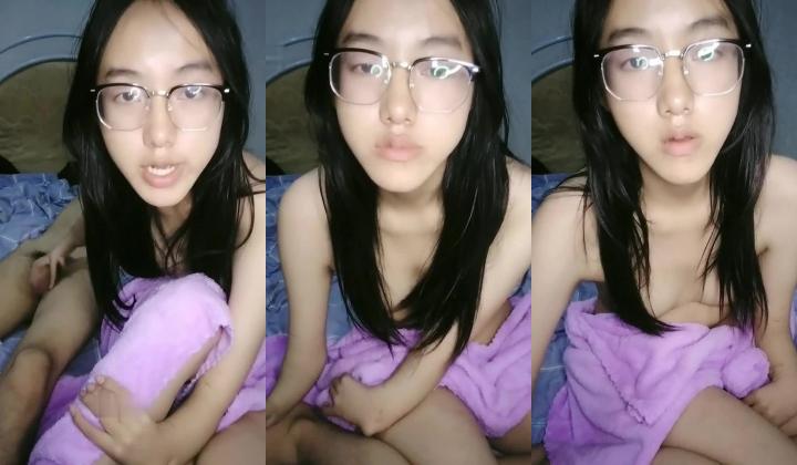 毕业生没找到工作，眼镜学生妹下海，【小寓睡不醒】，身材苗条，蜂腰翘臀，被男友的大鸡巴插得哇哇叫，多毛粉穴一刻也不能停歇
