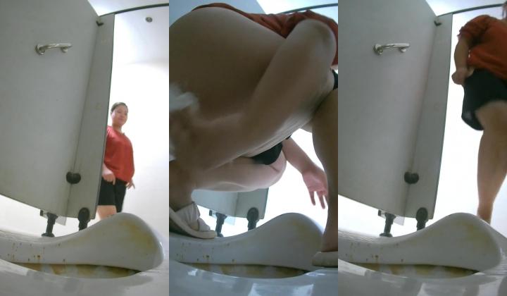 热闹商场女厕偸拍超多小姐姐方便，看脸看逼半蹲式撅个大腚看双洞妹子穿个短裤还穿个肉丝开裆真骚