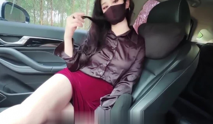 【萌崽儿】- 野外车震高冷女上司 全裸圆润的大屁股索要肉棒 大开车门后入操逼 狠狠的内射溢出精液