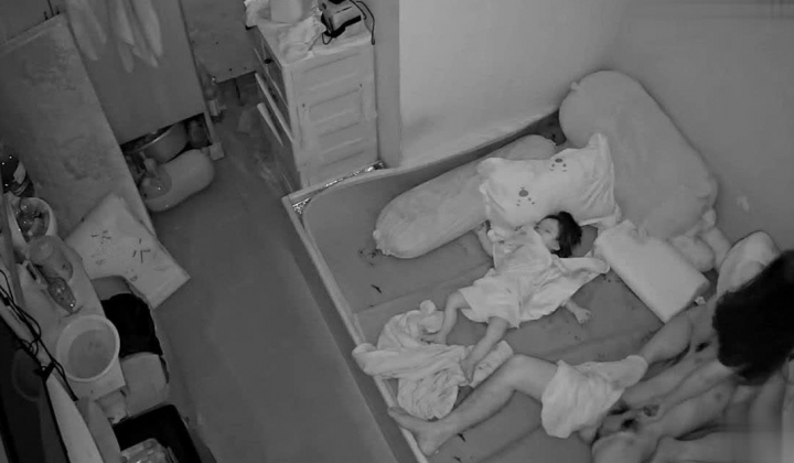 黑客破解萤石云家庭网络摄像头偷拍 ️饥渴少妇半夜挑逗老公坐他头舔逼上位骑屌