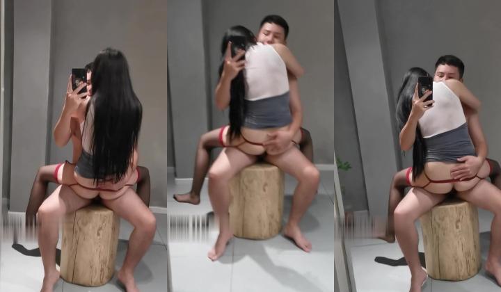 秘书装跪地汇报，老公金丝眼镜一戴鸡巴就硬，我含着边说工作边舔，镜子里奶子肥臀晃得骚，办公室偷情太刺激