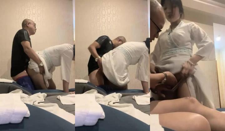搞沐足按摩女，光头眼镜佬摸摸搞搞女技师，伸进内裤摸穴，后入摩擦屁股，最后打飞机撸射