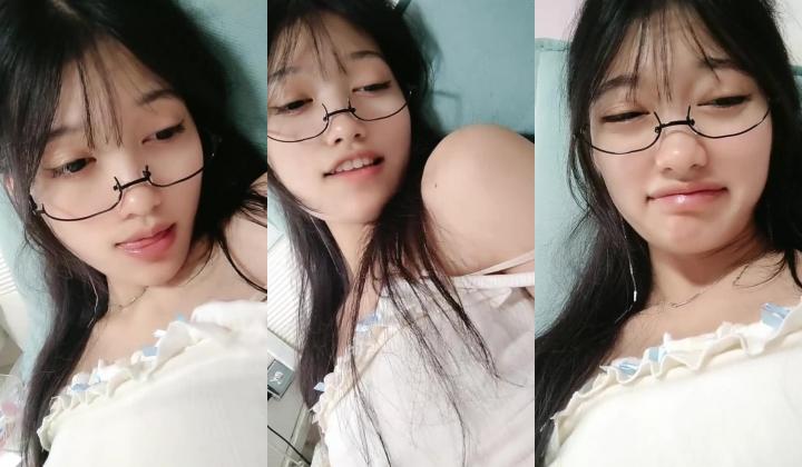 高颜值美女小骚货！娇滴滴骚的很！脱下内裤多毛骚穴，疯狂揉搓特写，伸出舌头一脸淫骚