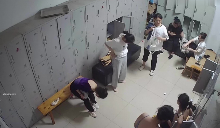 舞蹈班《监控破解》偷拍多位美女学员后台换衣服