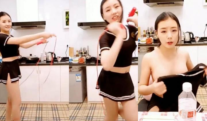 强烈推荐清纯可爱高颜值大美女主播身材性感乳房饱满坚挺光屁屁练跳绳三角地带超诱人对白清晰