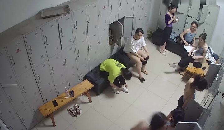舞蹈班《监控破解》偷拍多位美女学员后台换衣服