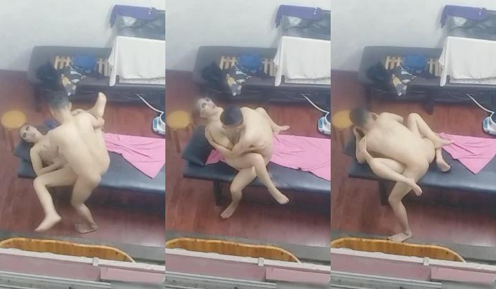 大神路边按摩足疗小店窗户外偸拍技术很牛逼的肥臀少妇给顾客全套服务搞的很激情这小按摩床玩出这么多花样