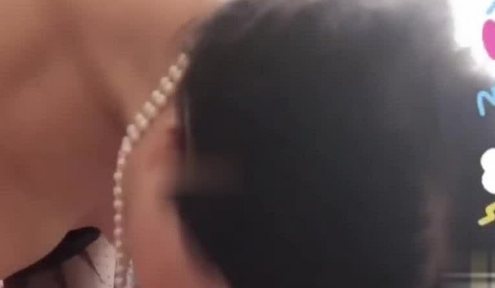 熟女-诗人海儿- ： 玉儿怒张， 双燕齐舔。 琴瑟合鸣， 执袖同挽。 豹房相识， 情缘非浅