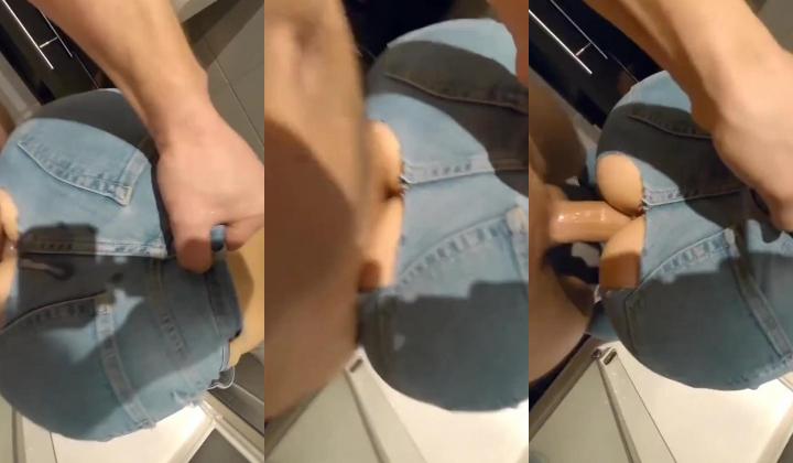 风骚人妻 围观一下娇妻是如何被单男爆操的 主动张开黑丝M腿，满嘴淫语呻吟不断 毫不吝惜地蹂躏起骚逼 直接把她干到高潮