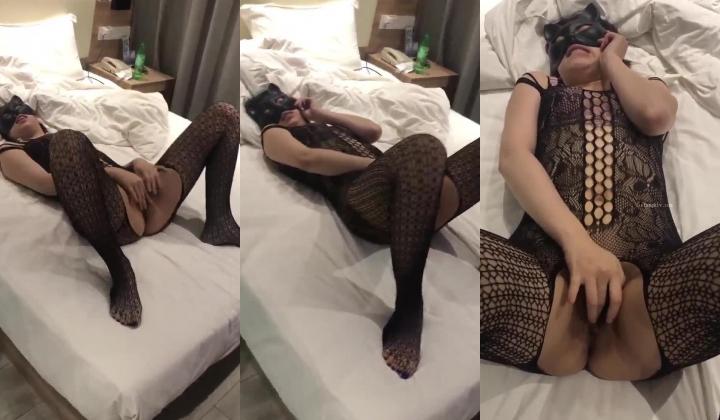 【重磅强推 ️性奴人妻】奴性十足的骚浪贱『丝欣Mm』舔脚滴蜡口交啪啪 新婚大红床上被主人后入 撞击肥臀一颤一颤