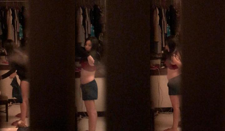 手机门缝偷拍爱狗的合租妹子脱光衣服一边打电话一边揉胸