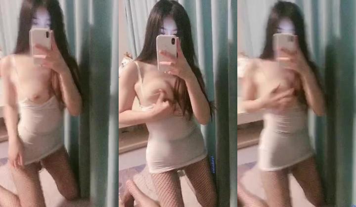 露脸才是王道！高颜长腿极品身材外围绿茶婊【琳琳子】福利~洗澡紫薇足交啪啪你的女神有钱人的母狗