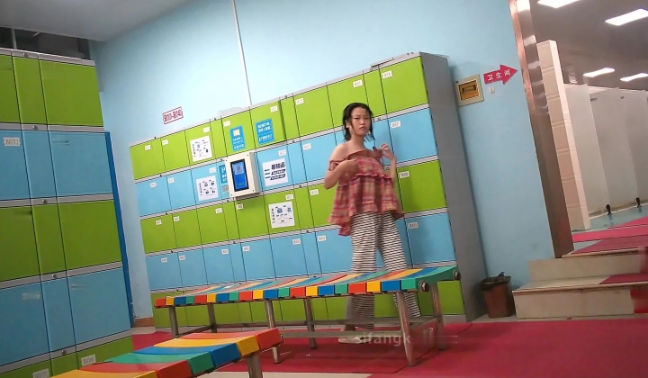 女人坑女人！游泳馆女宾换衣间内部真实曝光，超高颜值美少女身材真好，而且还是保守型的