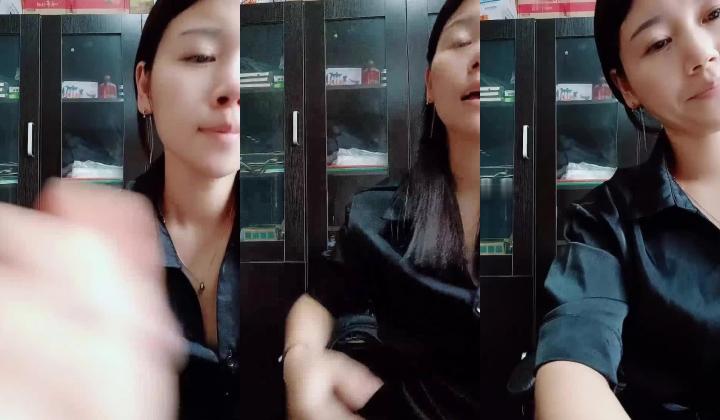 【寂寞财务姐姐】办公室玩跳蛋 厕所同事撒尿声音都听到~ ~ 这班上得真是刺激，黑丝骚逼，人气爆棚