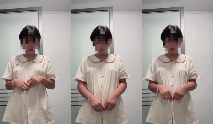 短发母狗的丝袜是真的多，肉丝黑丝白丝红丝紫丝 奶子也挺翘毛毛好多性欲强盛