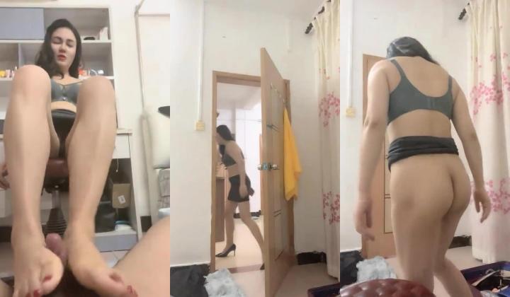 青岛美人妻 在线SM调教 【冷王妃】 狗奴~丝袜内裤套头舔脚~足交~舔逼舔屁~绝了，喜好这一口的兄弟不要错过了 颜值身材俱佳