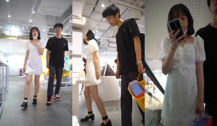 YC商场表情孤傲镂空裙小骚妹夹进腚沟灰色内被淫液泡花了