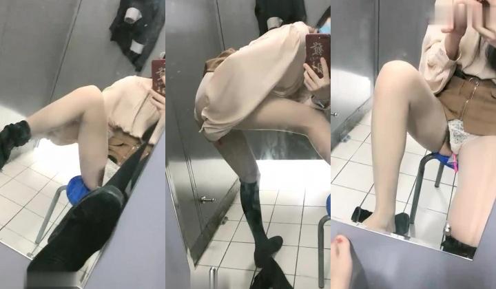 骚女户外商场卫生间露出，跳蛋塞逼试衣间拨开内裤再厕所揉奶自摸
