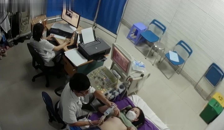 黑客破解医院妇科监控摄像头偷拍 男医生做B超阴超磨蹭温柔插入眼镜少妇不好意思看