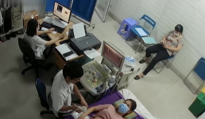 黑客破解医院妇科监控摄像头偷拍 男医生做B超阴超磨蹭温柔插入眼镜少妇不好意思看