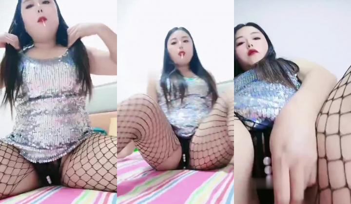 快手颜值熟女【张颜儿】大尺度掰逼，道具自慰潮喷，淫语调教