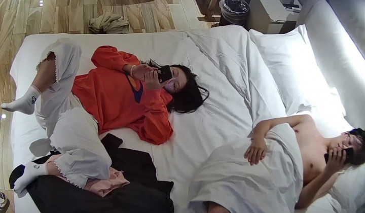 性瘾女友爱裸睡欲求不满翻来覆去缠着男友要啪啪 漏点较多 也挺有看点的 眼镜妹比男人更好色