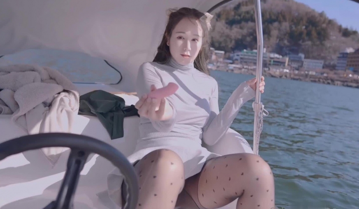 极品樱花妹蜜桃臀女神 naomiiichannel 私信_游湖时撕开黑丝袜来个船震，激情又刺激