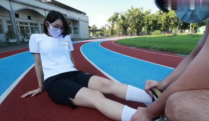 顶级超美亚洲臀后-ssrpeach-女学生在操场跑步时抽筋被体育老师带到保健室按摩,按着按着就被脱下运动裤猛操