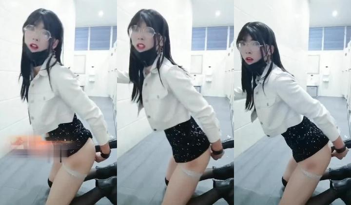 最近疯传的清纯眼镜长腿系在女厕公然修洞无视身边上厕所的人一脸懵逼清洁大妈见过世面淡定无比
