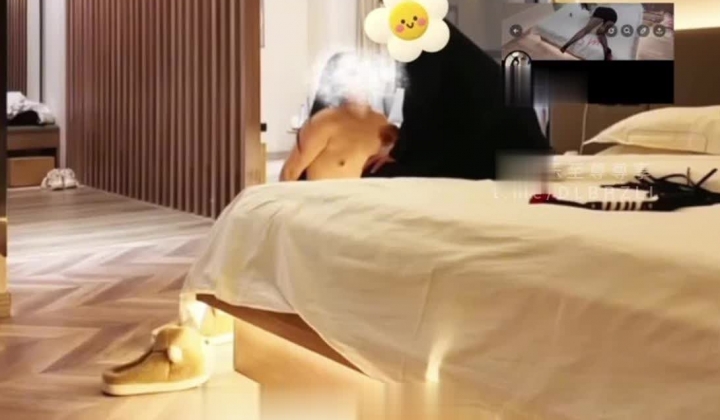 推特西安夫妻主，追求及时行乐的生活「Kiy夫妻」户外调教淫妻，滴蜡捆绑踩头后入，白天车上口交，剧情合集