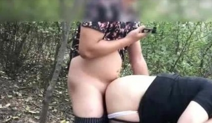 滴滴司机勾搭女刺客到野外小树林里扒下黑丝直接开战后入猛插射了一屁股浓精