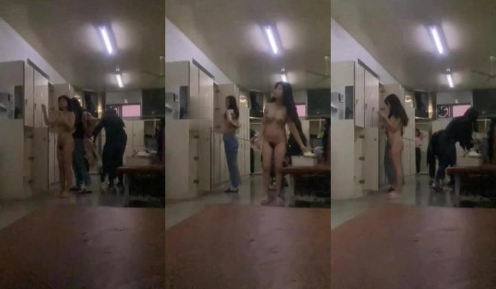 【洗浴换衣合集】高校渣女坑闺蜜拍舍友2+窥视邻居小姐姐们的私生活42V，师范大学的美女就是多