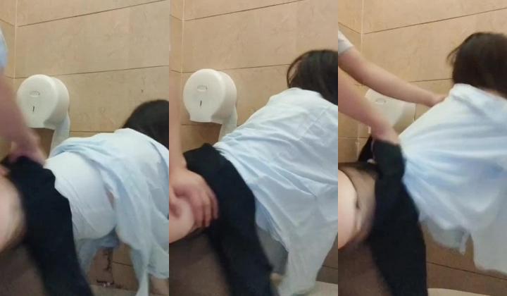 黑丝美女少妇 皮肤白皙 朋友们在外面唱歌 被拉进厕所后入猛怼