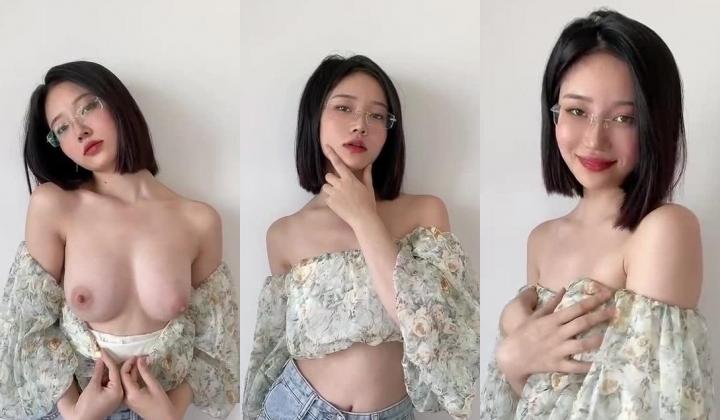 《电报群大佬自购 ️重磅》最近非常火的天花板极品神颜！推特超人气模特（年年）私拍全套！