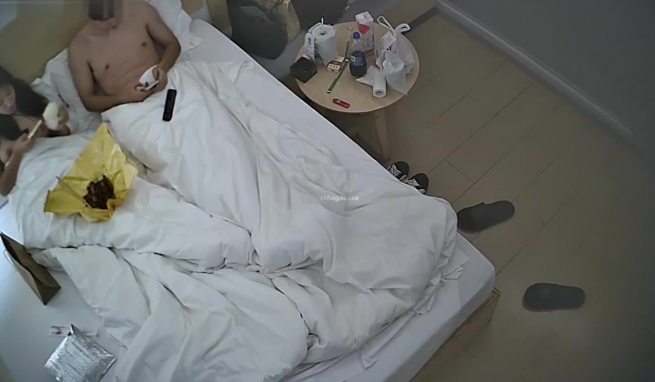 酒店偷拍 连续两天入住情侣气质甜美又身材不错的美女喜欢上位榨取男友精液