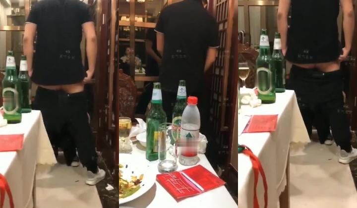 【网曝门事件】潍坊包间事件 19岁潍坊女包间擦枪走火 翘美臀后入直接操 3男1女思维猪脚尽心尽力 高清720P版