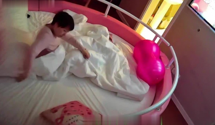 鹰眼视界 短发少妇乳晕好大 被男人打桩内射 稍做休息立刻含屌 换上丁字裤 开启第二炮 体力真好