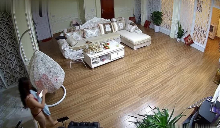 黑客破解网络摄像头监控偷拍 豪宅里贵妇练习瑜伽过程中就被操了