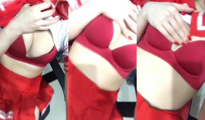 《台湾情侣泄密》红色学生制服美女用按摩棒自慰和男友啪啪遭曝光