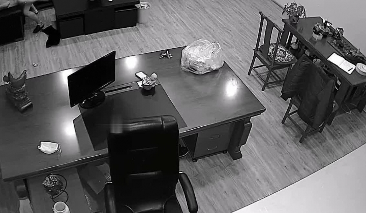 黑客破解摄像头偷拍 ️河北某摄影店女老板 年纪30左右 在公司办公室与2名男子长达两年偷情记录
