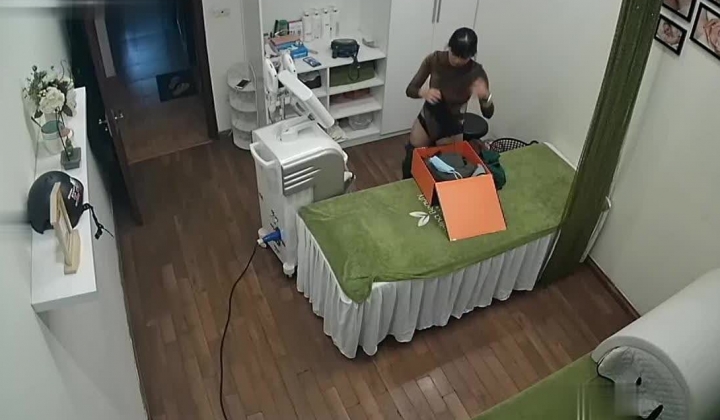 新流出 ️【破解摄像头】 ️美容院高质量少妇小姐姐全身刮毛
